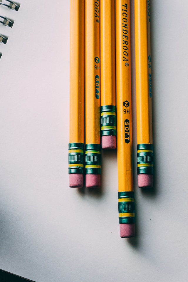 Fünf Bleistifte symbolisieren einen Draft